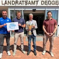 Bild v.l. Florian Salzberger (1. Vorstand FC Edenstetten), Andreas Ober (Wirtschaftsreferent Landkreis Deggendorf), Landrat Bernd Sibler und Rainer Unrecht (Geschäftsstellenleiter Gesundheitsregionplus)