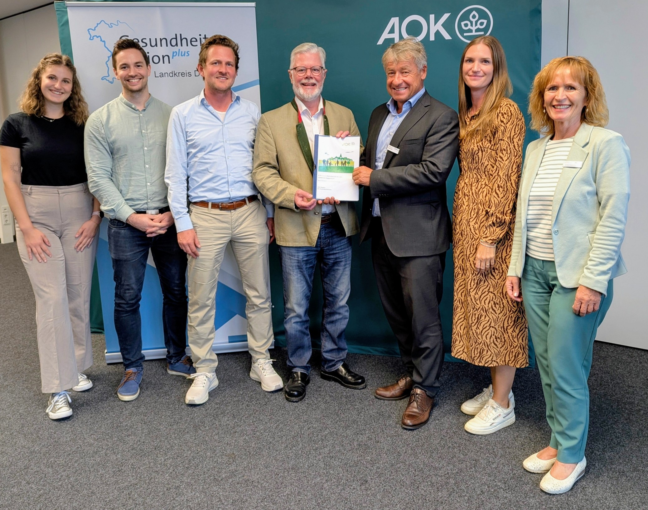 AOK-Direktor Jürgen Beck (3. von rechts) übergibt den Gesundheitsbericht für den Landkreis Deggendorf an den stellvertretenden Landrat Roman Fischer, Rainer Unrecht und Dr. Thomas Grimm.