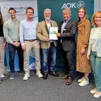 AOK-Direktor Jürgen Beck (3. von rechts) übergibt den Gesundheitsbericht für den Landkreis Deggendorf an den stellvertretenden Landrat Roman Fischer, Rainer Unrecht und Dr. Thomas Grimm.