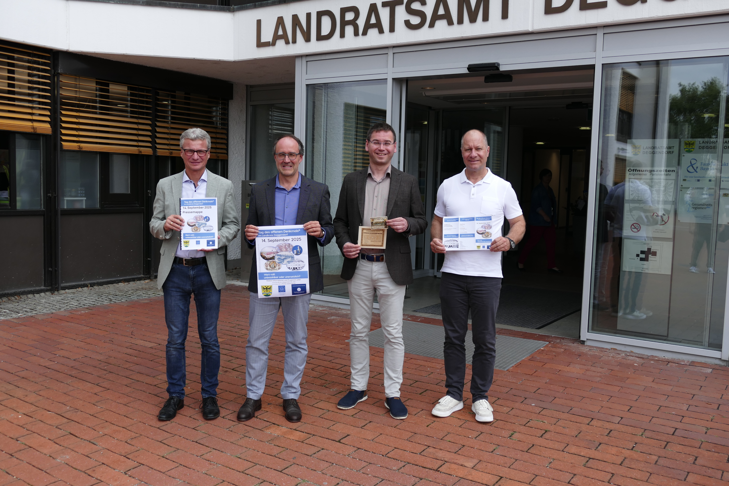 Bildunterschrift: v. l. n. r.: Landrat Bernd Sibler, Kreisheimatpfleger Florian Jung, Stadtarchivar Dr. Florian Schneider, Bürgermeister Thomas Etschmann