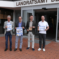 Bildunterschrift: v. l. n. r.: Landrat Bernd Sibler, Kreisheimatpfleger Florian Jung, Stadtarchivar Dr. Florian Schneider, Bürgermeister Thomas Etschmann