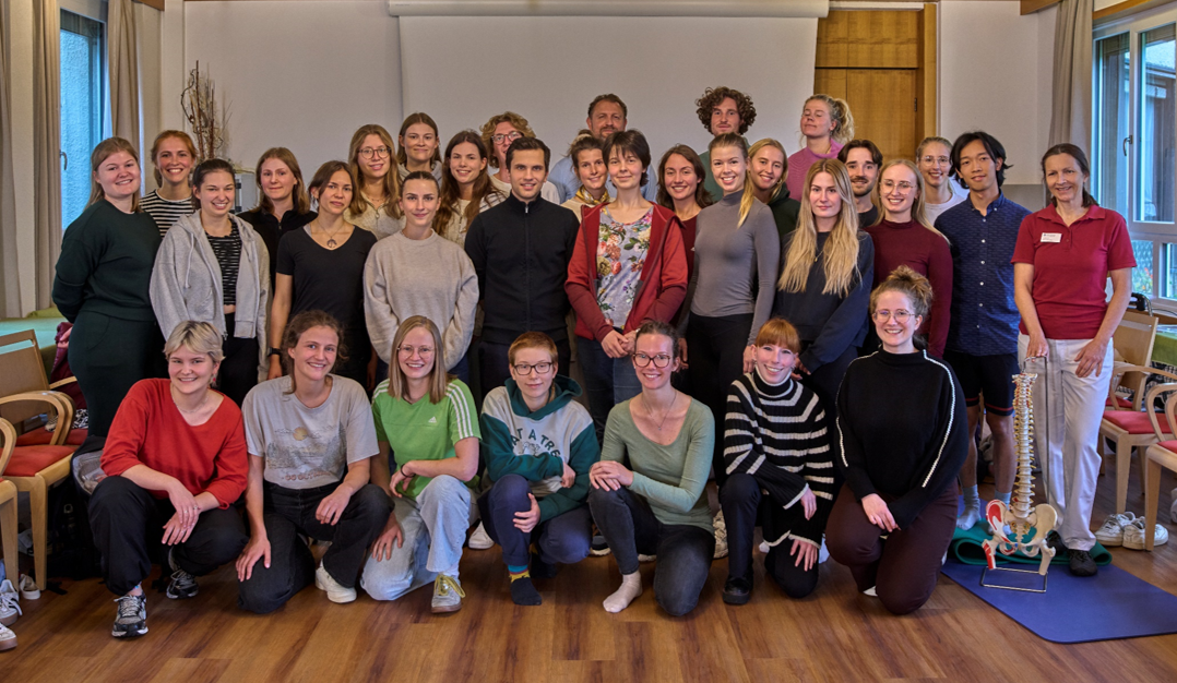 Medizinstudenten beim Rückenkurs in der Asklepios Klinik Schaufling (Foto: LRA)
