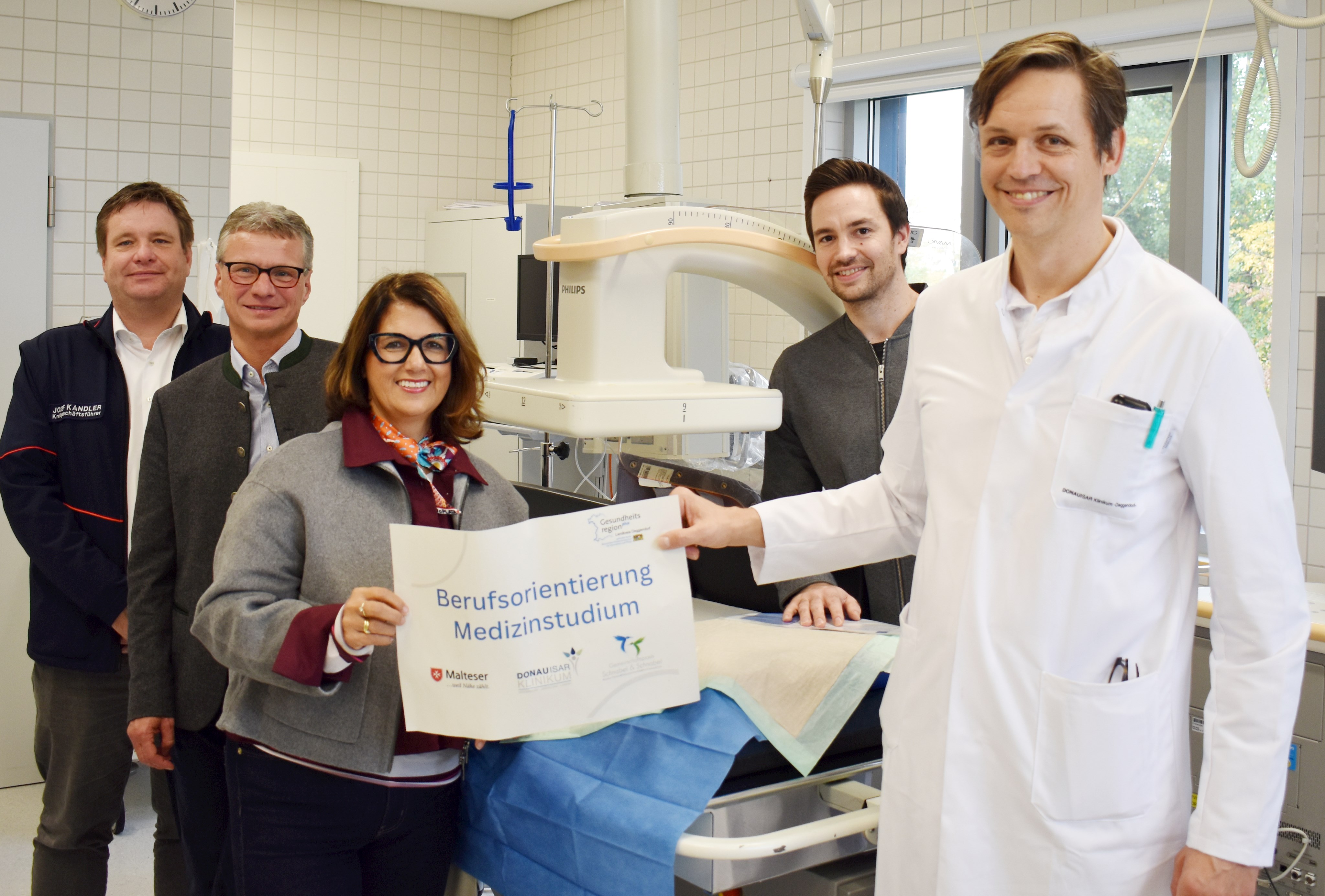 v.l. Josef Kandler (Malteser), Landrat Bernd Sibler, Hausärztin Dr. Ila Schnabel, Rainer Unrecht (Gesundheitsregionplus) und Chefarzt Dr. Christian Bauer (DONAUISAR Klinikum Deggendorf) werben für die Aktion.