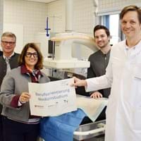 v.l. Josef Kandler (Malteser), Landrat Bernd Sibler, Hausärztin Dr. Ila Schnabel, Rainer Unrecht (Gesundheitsregionplus) und Chefarzt Dr. Christian Bauer (DONAUISAR Klinikum Deggendorf) werben für die Aktion.