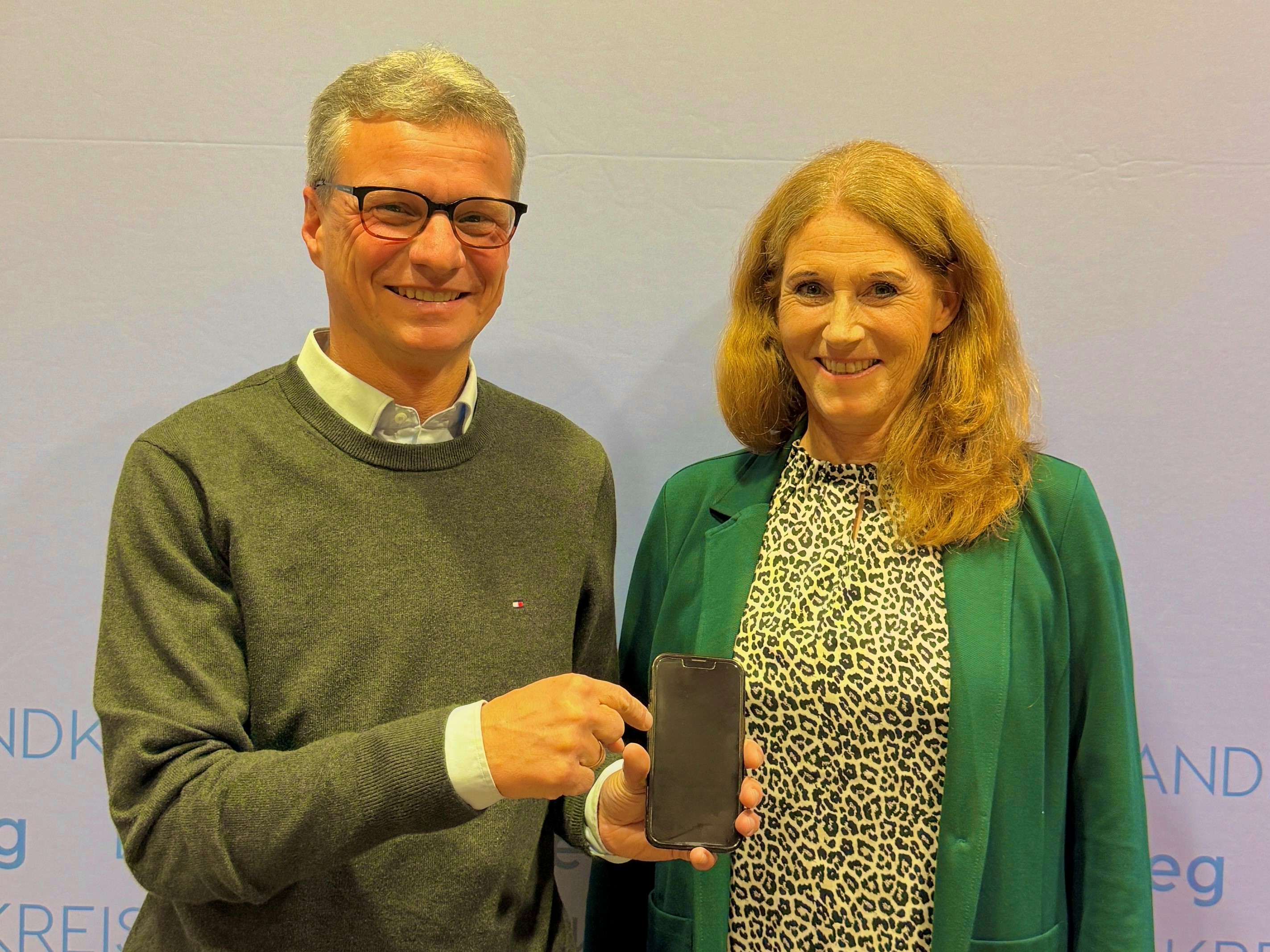 Landrat Bernd Sibler und Franziska Ittameier, VHS-Geschäftsstellenleiterin