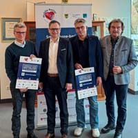 Bild v.l. Landrat Bernd Sibler mit Stefan Swihota (Vorstandsvorsitzender der Sparkasse Deggendorf), Alois Erl sen. (Firmengründer ERL Immobiliengruppe) und Dr. Georg Pex (Vorstand Lions Club Deggendorf).