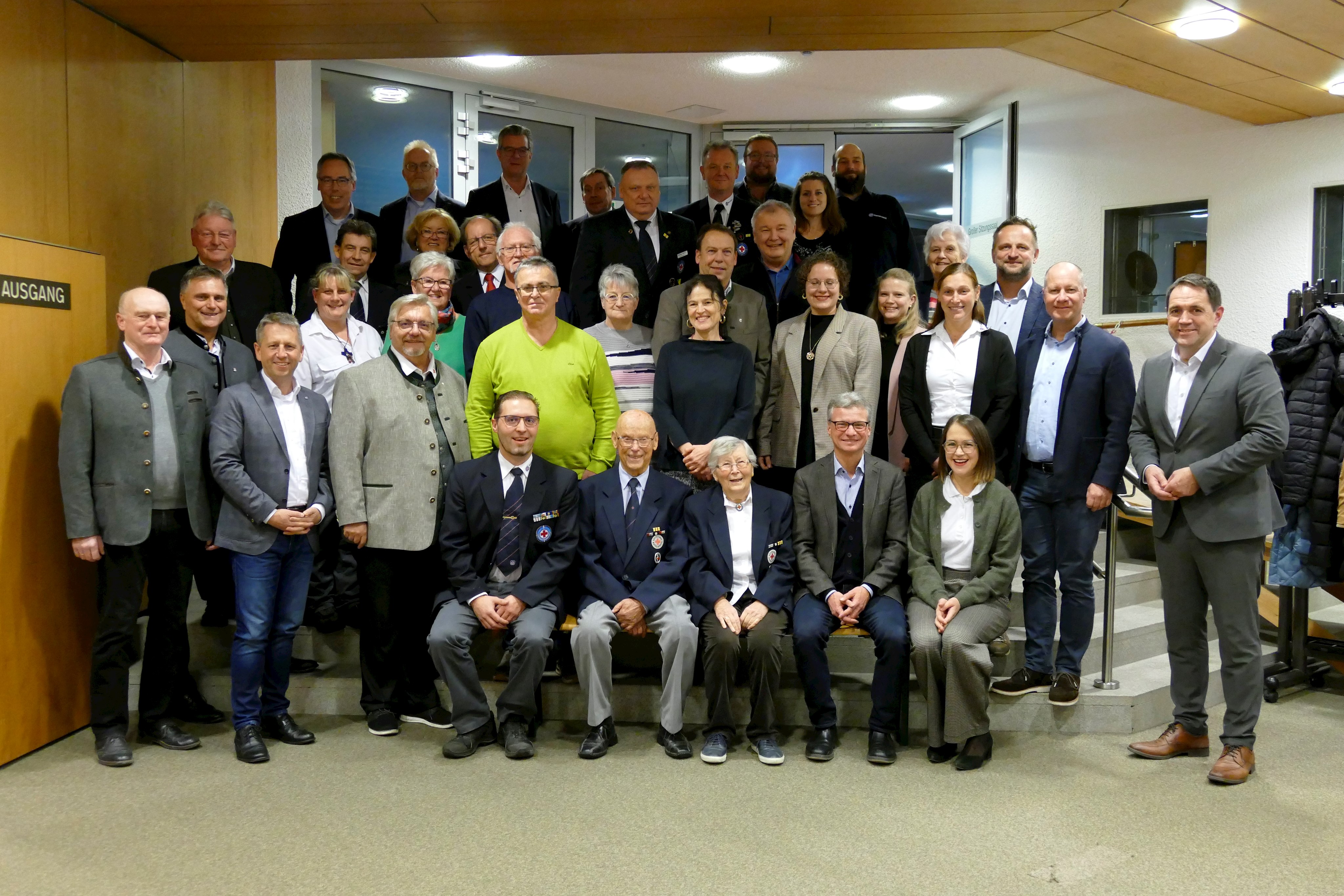Landratsamt Landrat Bernd Sibler mit den Geehrten und deren Heimatbürgermeistern