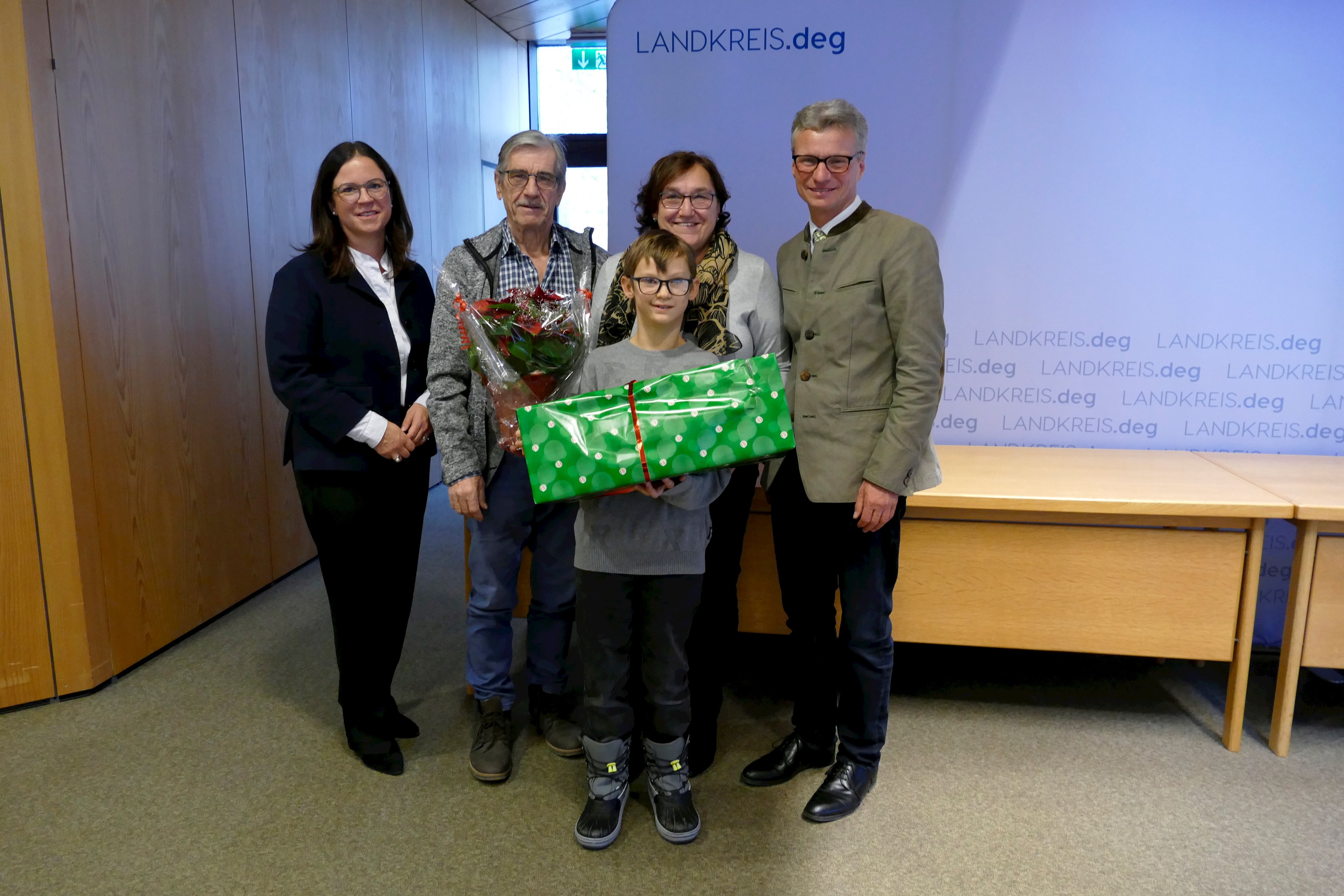 von links: Abteilungsleiterin Melanie Anzenberger, Familie: Alois und Christine Kirschner mit Pflegekind Alexander