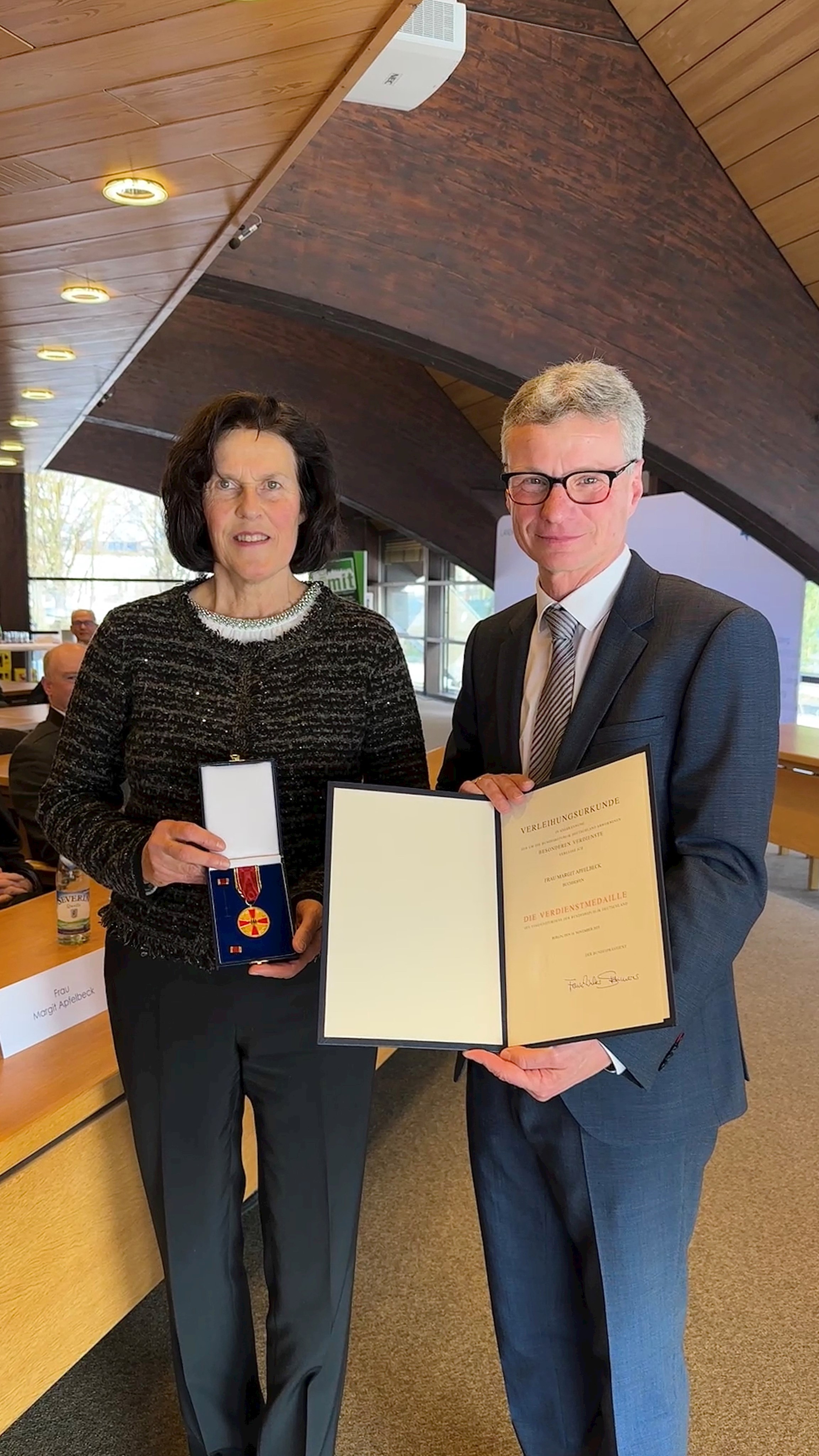 Margit Apfelbeck mit Landrat Sibler