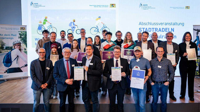 Stadt- und Schulradeln Bayern 2025: Die Vertretungen der Gewinnerschulen des Schulradelns und der Kommunen, die beim Stadtradeln gewonnen haben. Foto: AGFK Bayern e.V./Willer