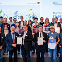 Stadt- und Schulradeln Bayern 2025: Die Vertretungen der Gewinnerschulen des Schulradelns und der Kommunen, die beim Stadtradeln gewonnen haben. Foto: AGFK Bayern e.V./Willer