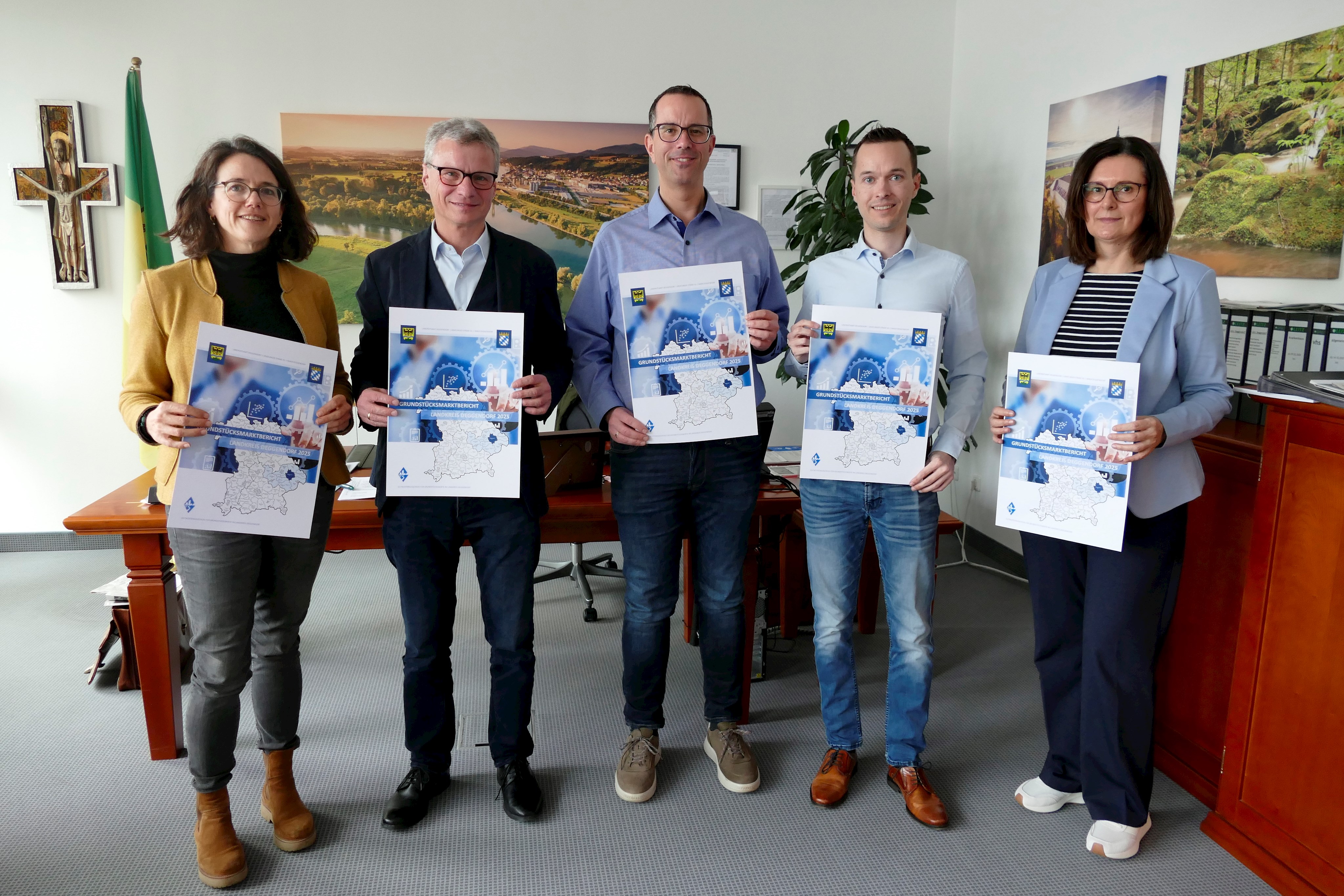 RD Heidi Bischoff, Landrat Bernd Sibler, Bauamtsleiter Franz Eckl, Christoph Friedl, Edith Kiesewetter