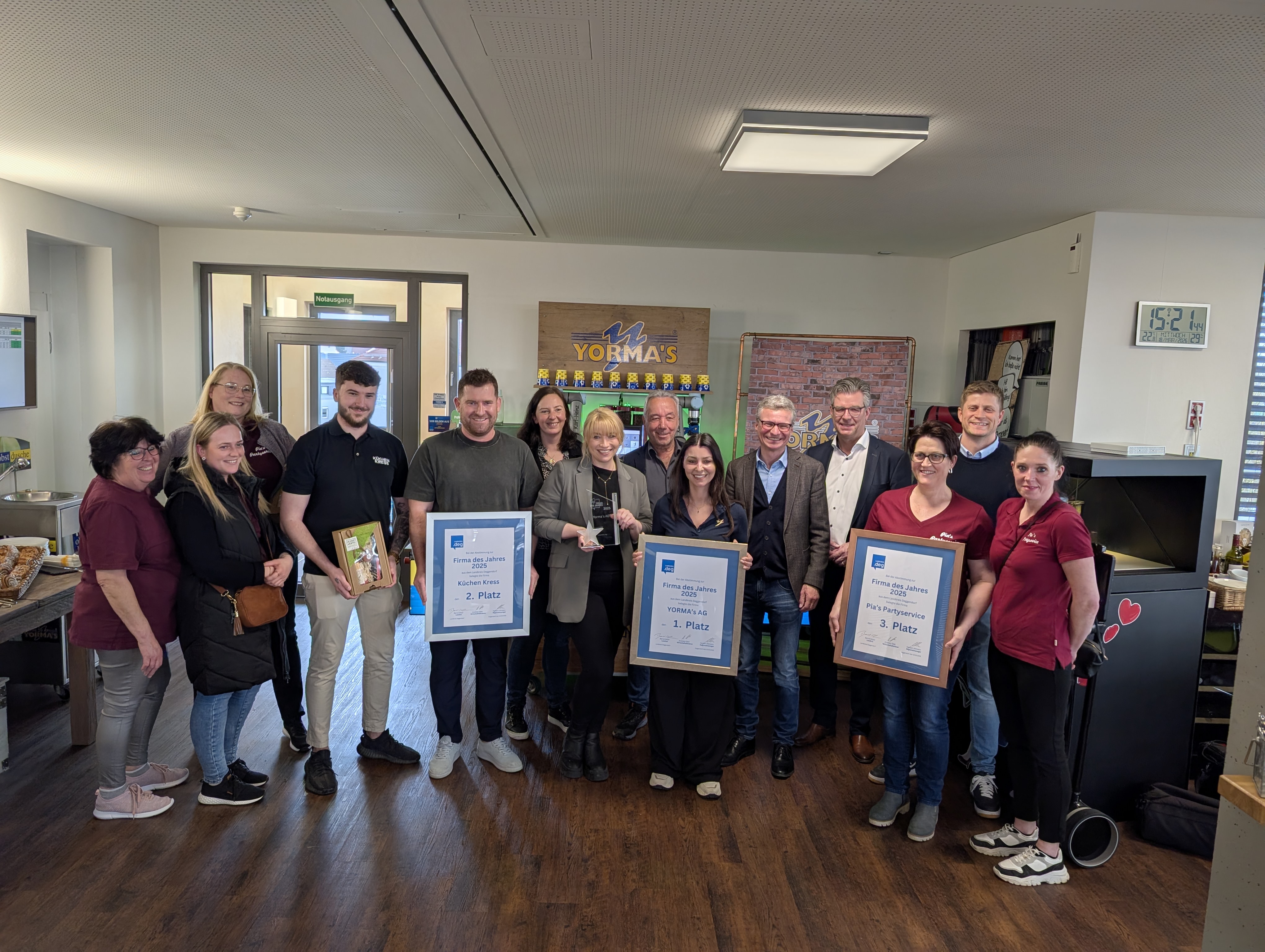 Die drei Preisträger. Von links: 2. Platz: Küchen Kress, 1. Platz: Yormas, 3. Platz: Pia´s Partyservice