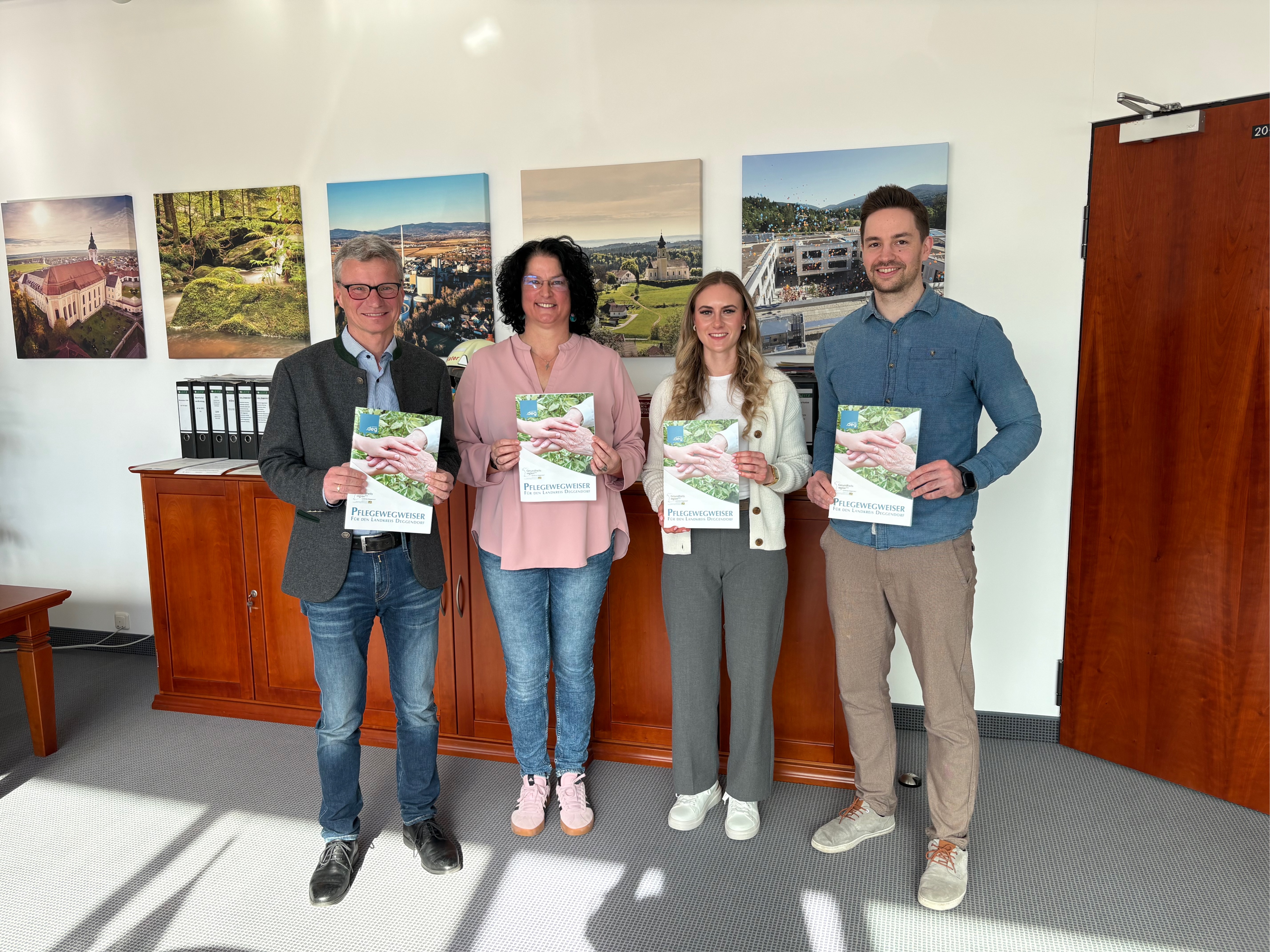Bildunterschrift: v. l. Landrat Bernd Sibler, Alexandra Reischl (Leiterin Sozialamt), Susanne Labussek und Rainer Unrecht (beide Gesundheitsregionplus)