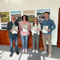 Bildunterschrift: v. l. Landrat Bernd Sibler, Alexandra Reischl (Leiterin Sozialamt), Susanne Labussek und Rainer Unrecht (beide Gesundheitsregionplus)