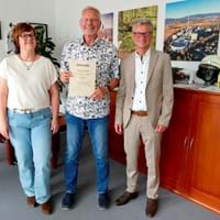 Foto: Landratsamt; von links Naturschutzreferentin Martina Obser, Johann Baier, Landrat Bernd Sibler