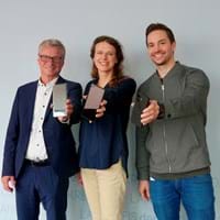 Bildunterschrift v.l.: Dr. Anna Grimm (Gesundheitsamt Deggendorf), Landrat Bernd Sibler und Rainer Unrecht (Gesundheitsregionplus) machen mit ihren Smartphones auf die Bedeutung eines gesunden Medienumgangs aufmerksam